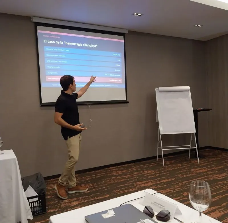 Manu Ferrini explicando un marco de métricas y rentabilidad publicitaria en una capacitación