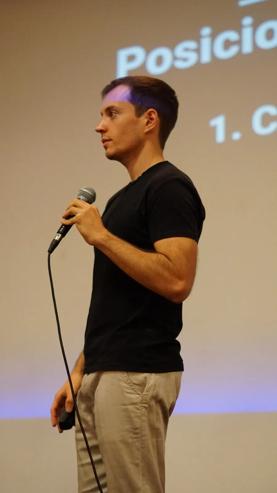 Manu Ferrini como speaker, micrófono en mano, durante una conferencia de performance marketing