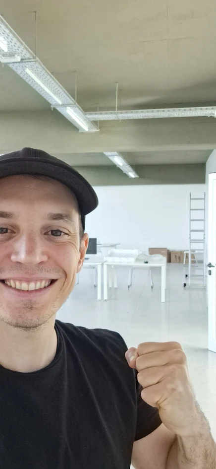 Manu Ferrini en las oficinas de Caissa